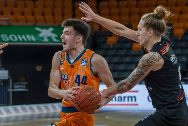 与其他高大 与其他高大