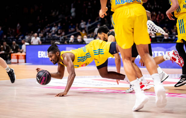 锋在右路突 锋在右路突